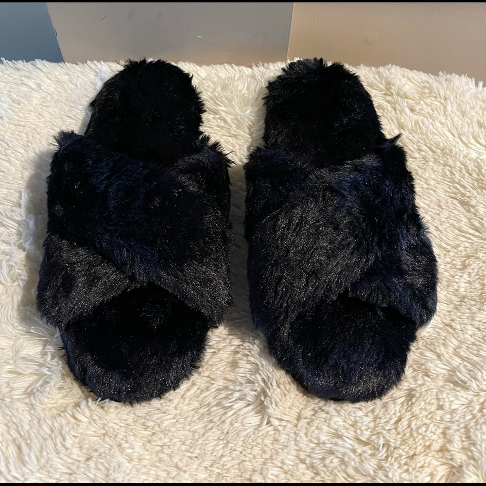 COPY - FamiPort Crisscross Fuzzy BLACK Slippers. NWT
